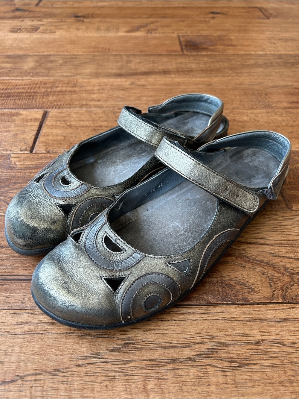 Naot Rongo Slingback Mary Jane Flats Comfort Shoes Metallic Leather Size 42 - Picture 4 of 10